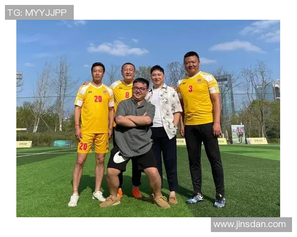 不同时代足球传奇球星同框合影 重温历史辉煌与激情时刻