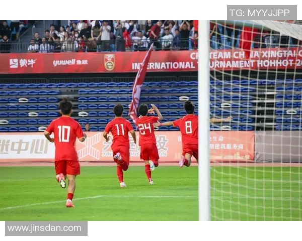 亚洲足球明星成功续约引热议未来发展备受球迷关注